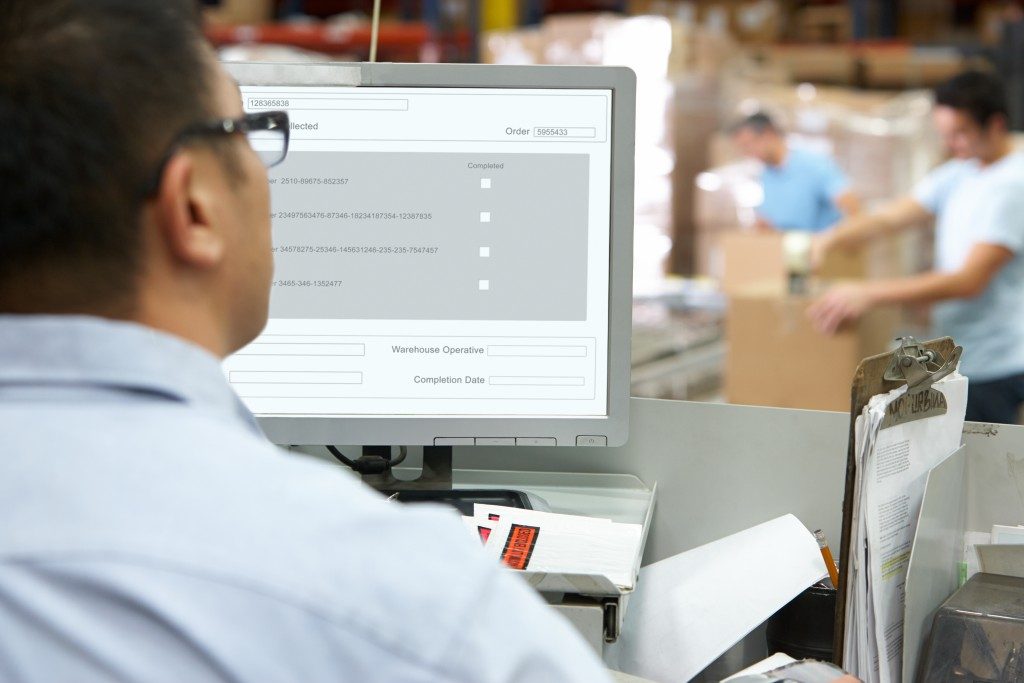 Employee using a software in a warehouse