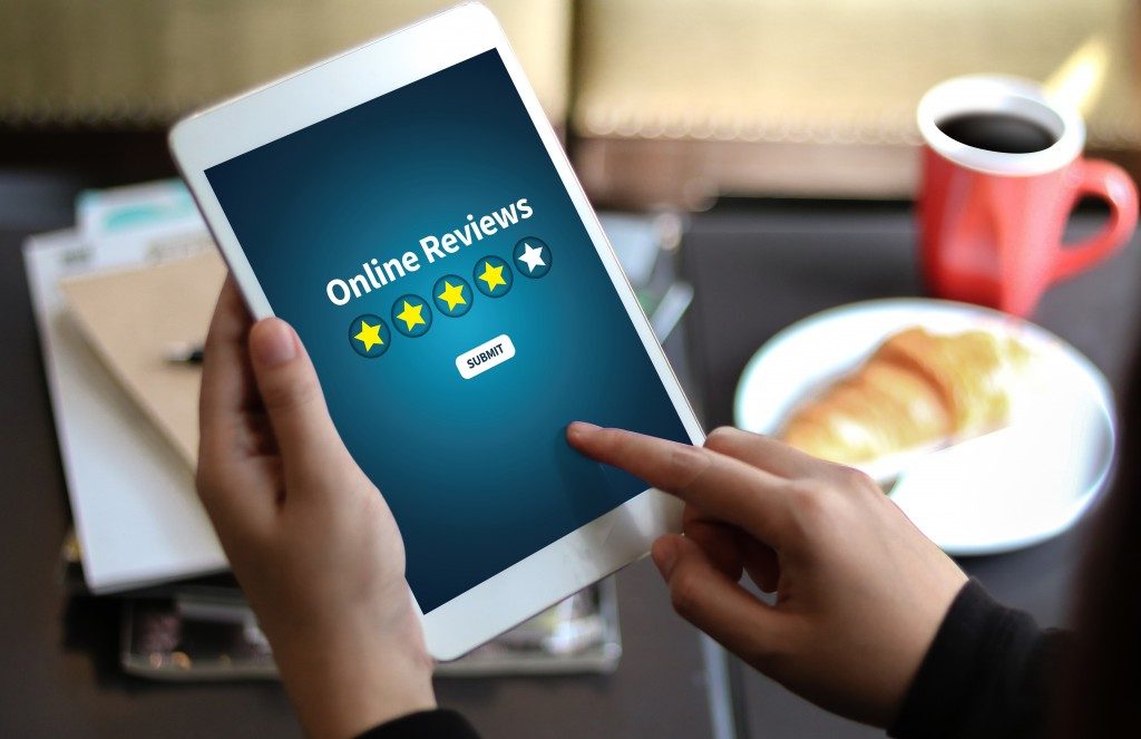 Customer publishing an online review