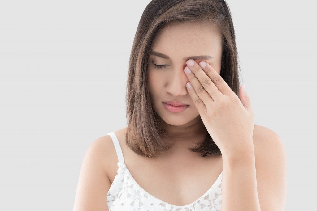 Woman having eye problem